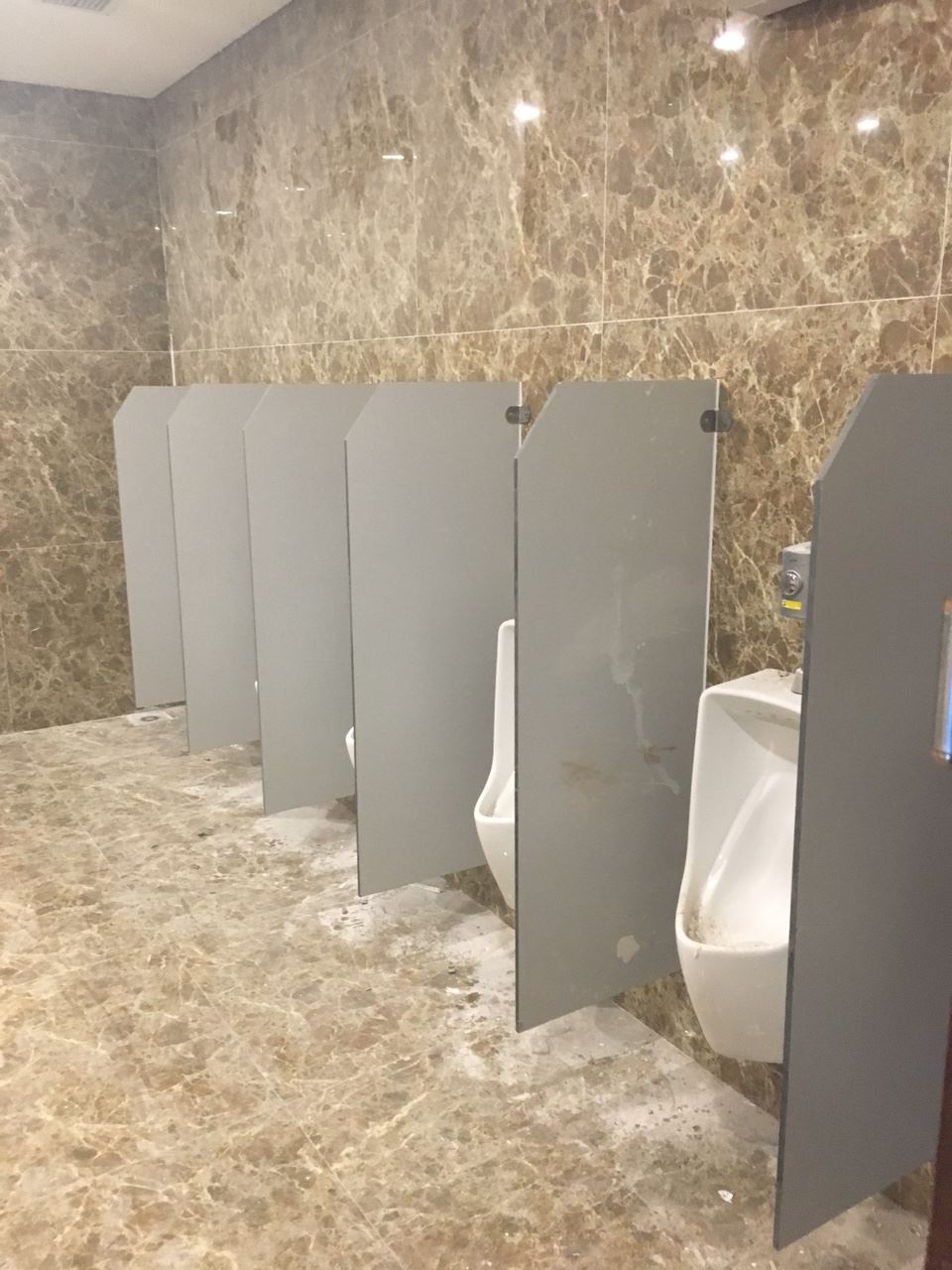 Lắp đặt vách ngăn vệ sinh cho phòng vệ sinh nam